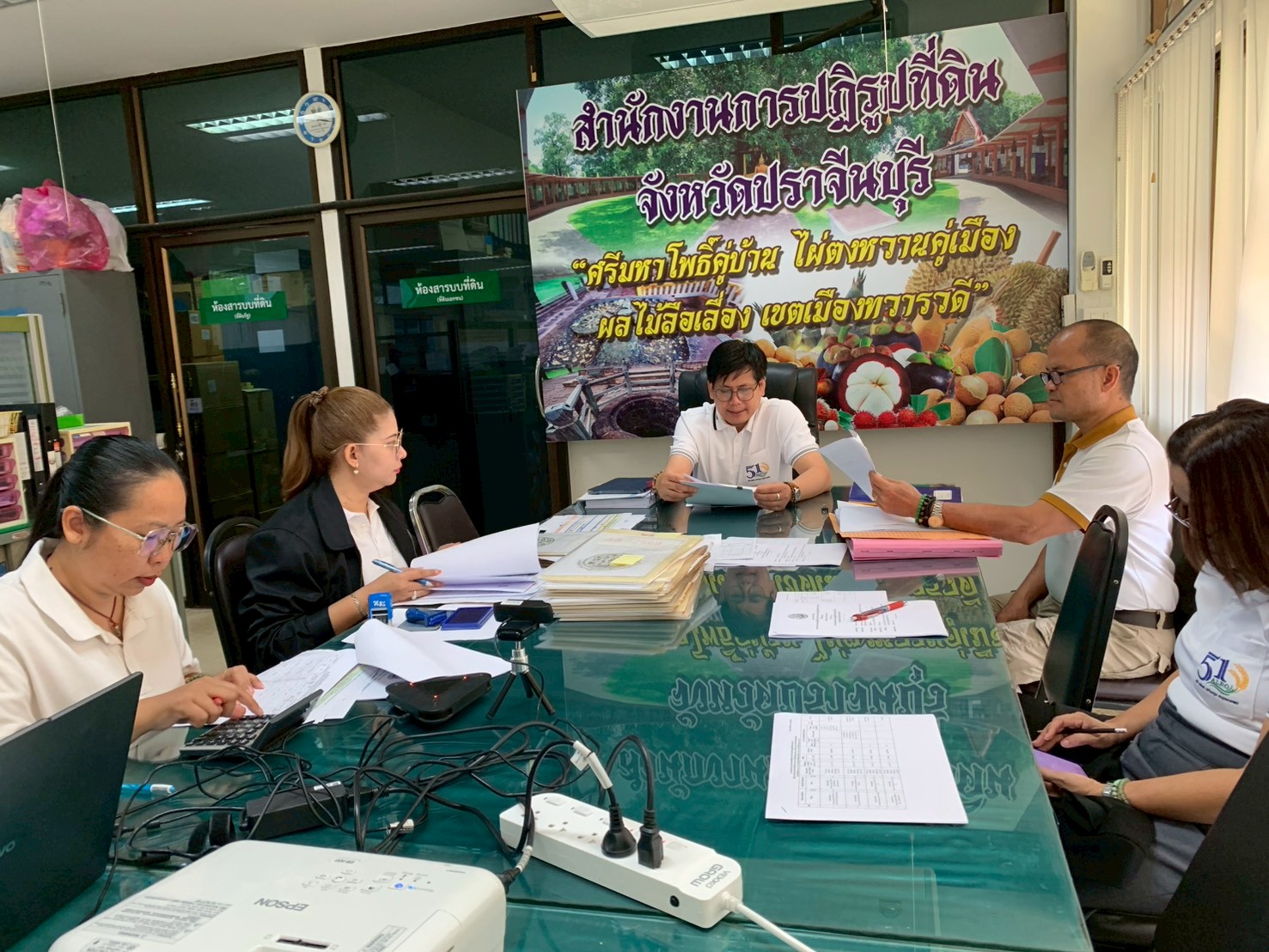 title - วันพุธที่ 18 มีนาคม 2569 เวลา 09.30 น. นายวิทูล ประดิษฐบุญ ปฏิรูปที่ดินจังหวัดปราจีนบุรี  พร้อมด้วยผู้อำนวยการกลุ่มงานช่างและแผนที่ ผู้อำนวยการกลุ่มกฎหมาย  ผู้อำนวยการกลุ่มการเงินบัญชีและจัดเก็บผลประโยชน์  ผู้อำนวยการกลุ่มยุทธศาสตร์และการปฏิรูปที่ดินและเจ้าหน้าที่ส.ป.ก.ปราจีนบุรี ที่เกี่ยวข้องจัดการประชุมคณะทำงานตรวจสอบคุณสมบัติผู้ยื่นคำขอเข้าทำประโยชน์ในเขตปฏิรูปที่ดินจังหวัดปราจีนบุรีครั้งที่ 7/2569 ณ ห้องประชุมสำนักงานการปฏิรูปที่ดินจังหวัดปราจีนบุรี